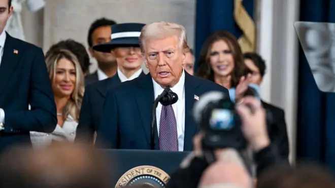 Trump kürsüde konuşma yapıyor