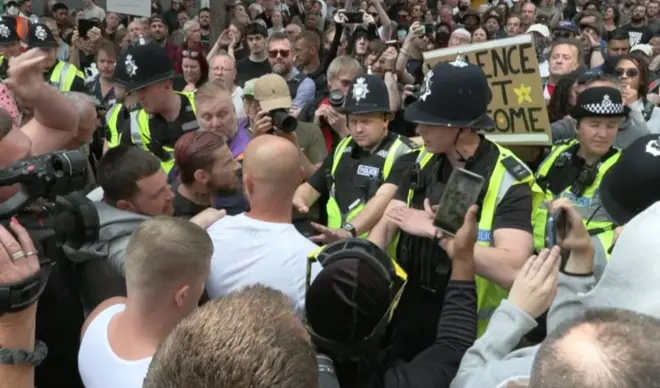 ناآرامی‌ها در بریتانیا؛ نخست‌وزیر به «اوباش راست‌افراطی» هشدار داد