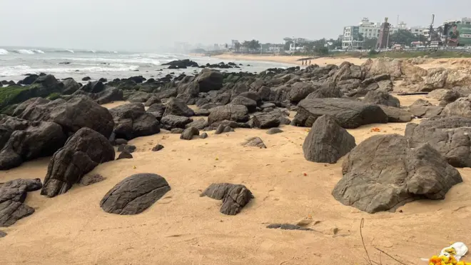 సముద్రతీరంలో నిత్యం అలల తాకిడికి గురయ్యే రాళ్లు