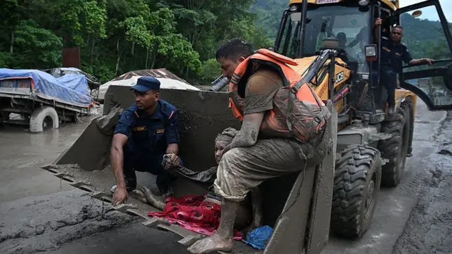 Ndị ọrụ gbatagbata ji igwe mbụliteihe buru mmadụ onye idemmiri ahụ metụtara mpaghara Nuwakot na Devghat dị na Nepal.