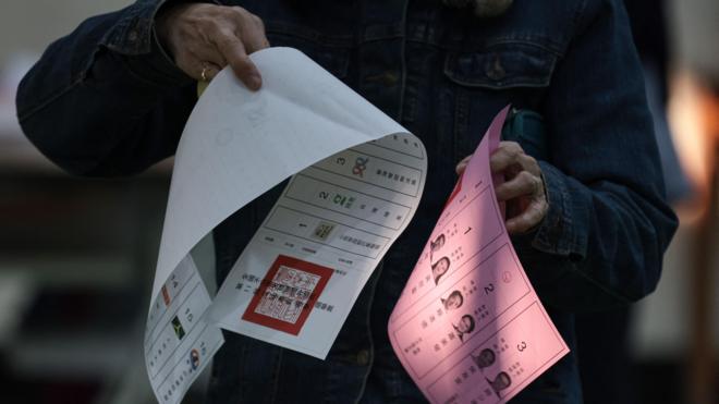Các cử tri trên khắp Đài Loan đã bắt đầu xếp hàng để bỏ hai phiếu – một để bầu tổng thống và một cho cơ quan lập pháp gồm 113 thành viên