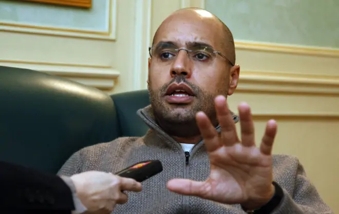 سيف الإسلام القذافي، نجل الزعيم الليبي الراحل معمر القذافي، يتحدث خلال مقابلة مع وكالة فرانس برس في طرابلس تعود إلى في 26 فبراير/ شباط 2011