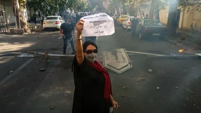 اعتراضات سراسری سال ۱۴۰۱ در پی کشته شدن مهسا/ ژینا امینی در زمان بازداشت توسط گشت ارشاد به راه افتاد