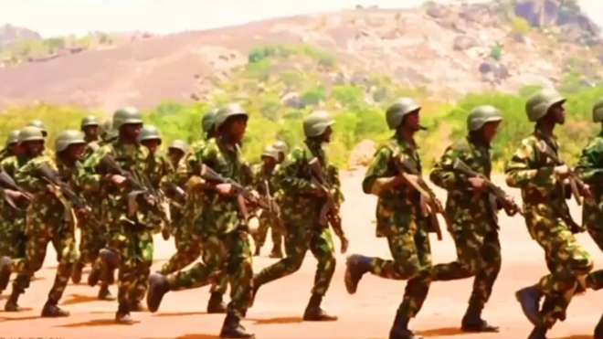 Awọn ọmogun gbe ibọn lọwọ pẹlu akoto lori wọn