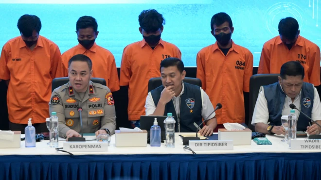 Tersangka dihadirkan saat konferensi pers ungkap kasus asusila dan pornografi di Bareskrim Mabes Polri, Jakarta, Rabu (21/5/2025).