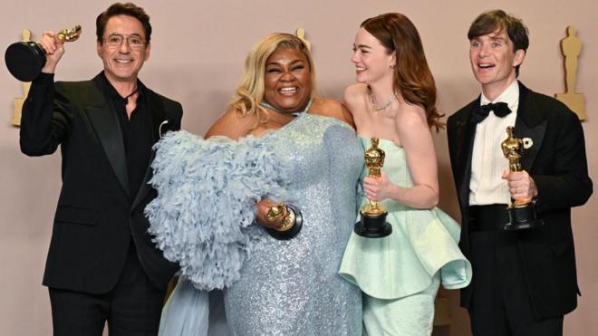 Robert Downey Jr., Da'Vine Hoy Randolph, Emma Stone y Cillian Murphy con sus respectivos Oscars.