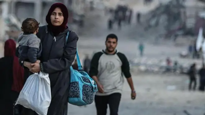 ग़ज़ा के पूर्व में शुजैया में इसराइली सेना के हमलों के कारण फ़लस्तीनियों ने उस सामान के साथ अपना घर छोड़ दिया, जिसे वो अपने साथ ले जा सकते थे.