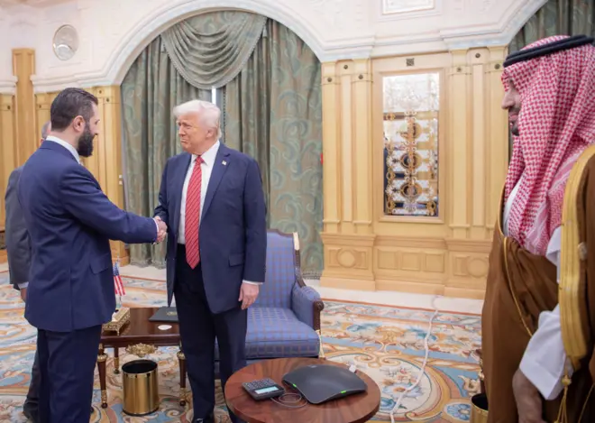 الرئيس الأمريكي ترامب خلال لقائه الرئيس الإنتقالي لسوريا أحمد الشرع في حضرة ولي العهد السعودي محمد بن سلمان في الرياض في مايو الماضي