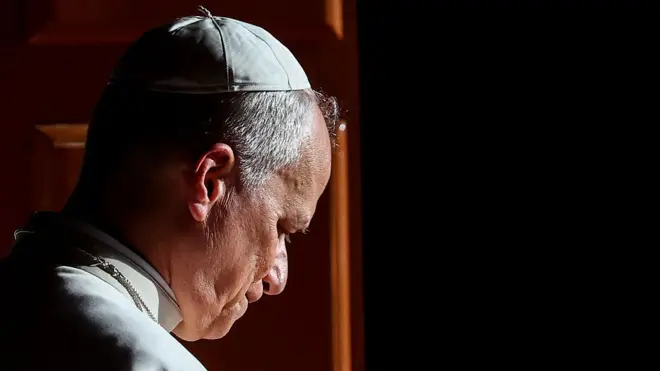 Papa Leão 14 visto de lado, com o os olhos apontados para baixo