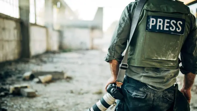 تصویر یک روزنامه‌‎نگاراز پشت سر