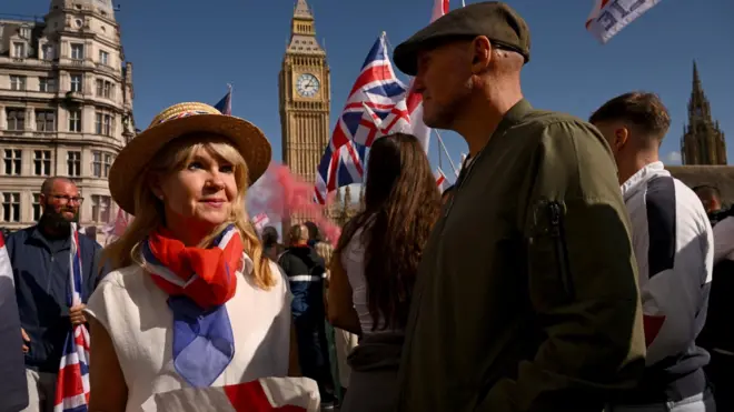 Участники акции, организованной Томми Робинзоном, на фоне Биг Бена. У многих флаги Великобритании и Англии