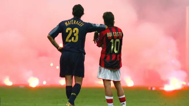 تصویر مارکو ماتراتزی، مدافع اینتر که دست بر شانه روی کاستا، هافبک آث میلان گذاشته و به او تکیه داده است، تبدیل به نمادی از رقابت دو تیم شده است