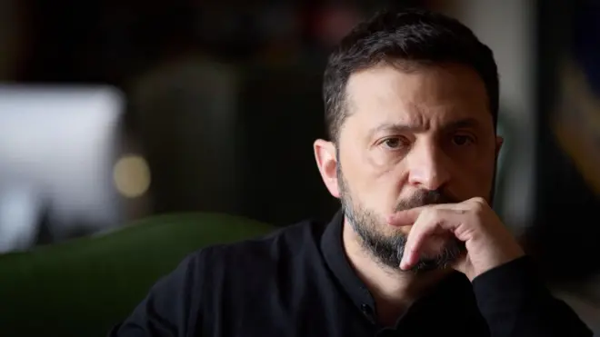 Володимир Зеленський задумливо сидить, підперши голову рукою та дивиться вдалечінь, 2025 рік