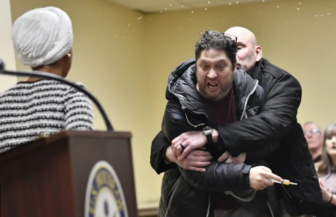 Полицияга кўра, мутахассислар суюқликни аниқлаш учун ҳодиса жойида иш олиб бормоқдалар. 