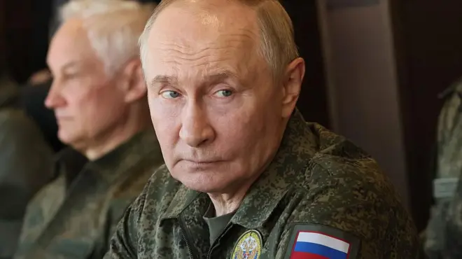 Президент Росії Володимир Путін оглядає спільні російсько-білоруські військові навчання "Запад-2025" на полігоні в Нижньогородській області 16 вересня 2025 року. 
