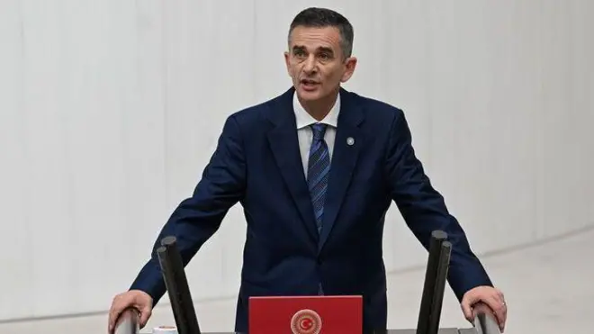 Ümit Dikbayır TBMM kürsüsünde konuşurken 