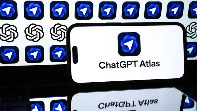 โลโก้ ChatGPT Atlas บนหน้าจอโทรศัพท์มือถือ