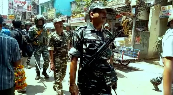 কলকাতার রাস্তায় টহলরত কেন্দ্রীয় আধাসামরিক বাহিনীর সদস্যরা