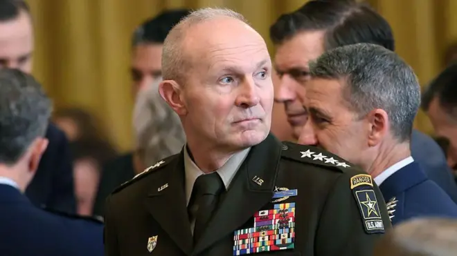 Randy George resmi üniformasıyla

