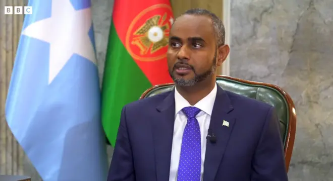 
Wasiirka Gaashaandhiga Soomaaliya, Cabdiqaadir Maxamed Nuur ayaa wareysi gaar ah uu siiyayay BBCda uga hadlay qoddoba dhowr ah oo ku aadan amniga dalka 