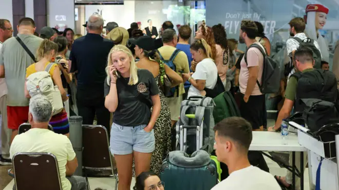 Pessoas presas no aeroporto de Bali, na Indonésia, devido aos cancelamentos de voos no Oriente Médio