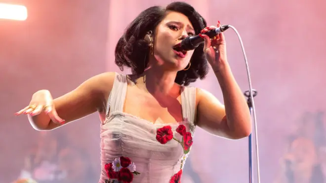 레이가 BBC 라디오 1의 '빅 위켄드 2024'에서 공연했다