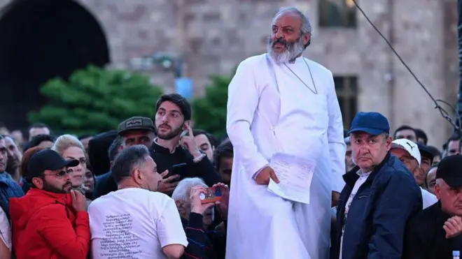 اسقف باگرات گالستانیان 