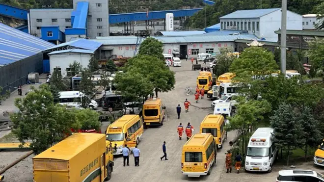 中国山西煤矿爆炸现场的空拍画面,可见多辆紧急救援车辆停泊在现场。