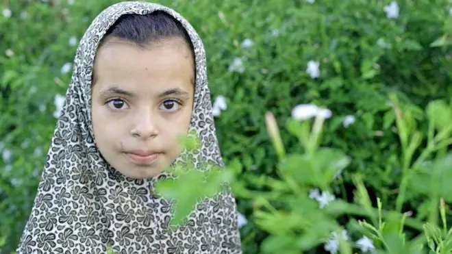 మల్లె తోటలో పనిచేస్తున్న బాలిక 