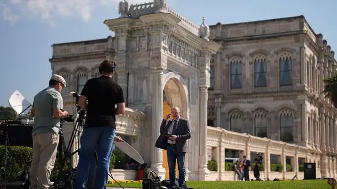 2 Haziran'da Çırağan Sarayı'nın dışında bir erkek gazeteci ve iki kameraman yayına hazırlanıyor.