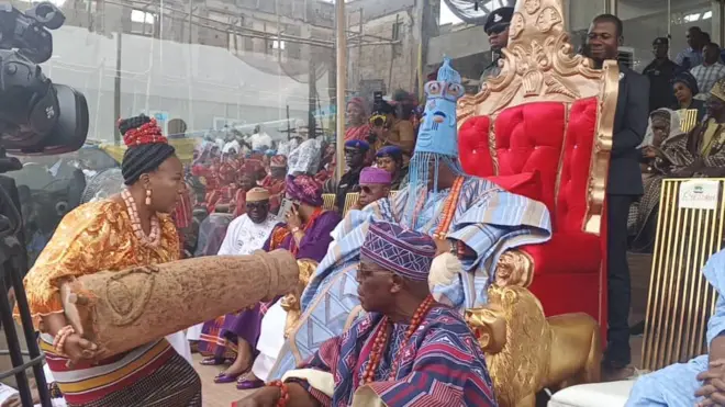 Arabinrin kan n gbe ilu iṣẹmbaye kan fun kabiyesi Ewi ti ilu Ado Ekiti