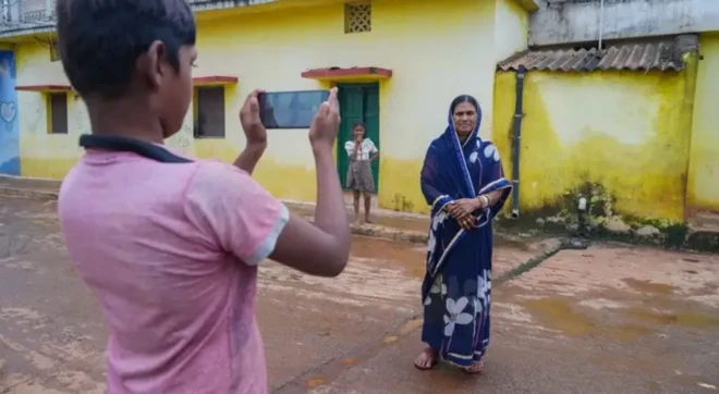 تلسی کی سابق سرپنچ دروپدی وشنو اپنے یوٹیوب ویڈیو کردار کے ذریعے ہندوستان میں خواتین کے لیے احترام اور مساوات کی اہمیت کو فروغ دینے کی کوشش کرتی ہیں۔