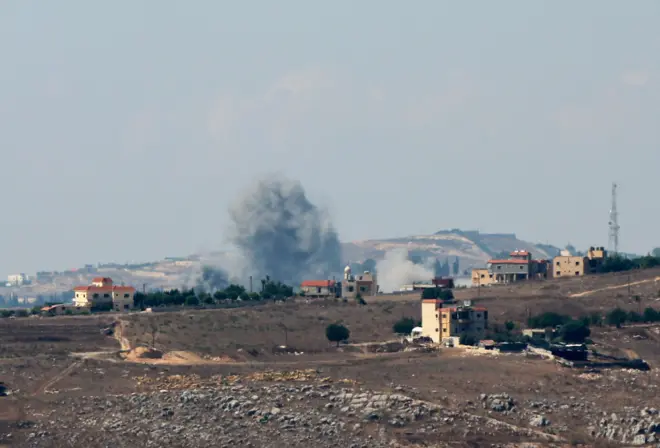 Fumaça se ergue sobre Nabatieh, enquanto continuam as hostilidades transfronteiriças entre o Hezbollah e as forças israelenses, vista a partircassino wazambaMarjayoun, próxima à fronteira com Israel