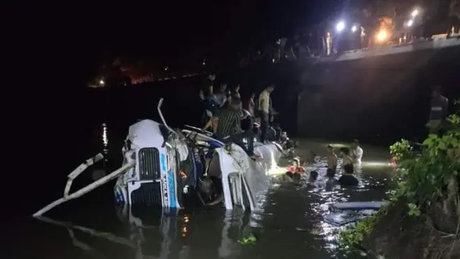 fatal bus accident manampitiya