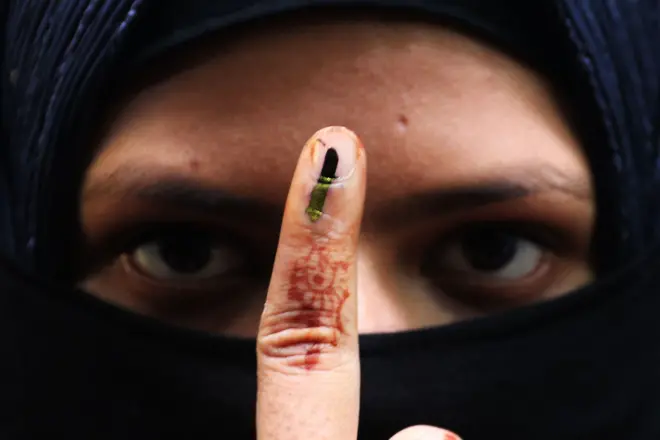 পশ্চিমবঙ্গে পঞ্চায়েত ভোটের পর হাতে কালির দাগ দেখাচ্ছেন একজন মুসলিম নারী। ২০২৩