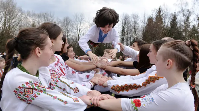 Mọi người nắm tay nhau khi tham gia lễ mừng Lễ Phục Sinh Chính Thống giáo tại thành phố Lviv, miền tây Ukraine, vào ngày 12 tháng 4 năm 2015.