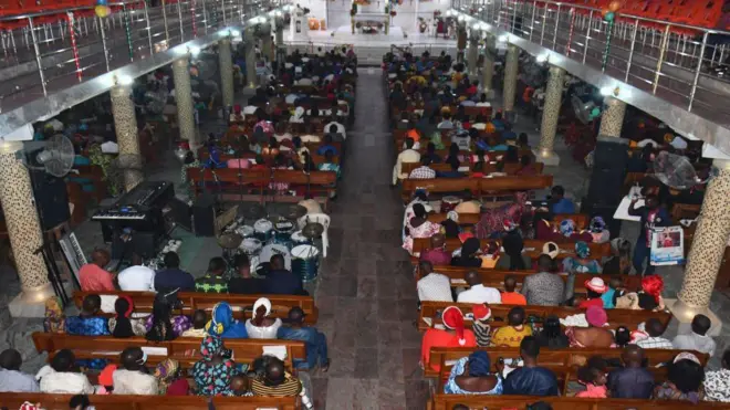 Aworan awọn eeyan to jokoo ninu ile ijọsin