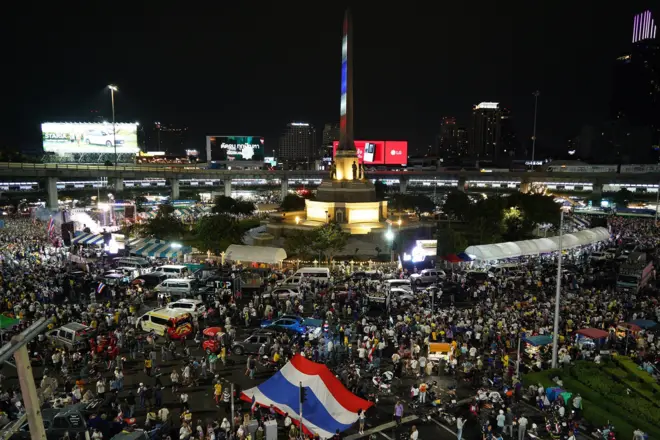 การชุมนุม "คณะรวมพลังแผ่นดินปกป้องอธิปไตย" วันที่ 28 มิถุนายน พ.ศ. 2568 ณ อนุสาวรีย์ประชาธิปไตย ณ เวลาราว 21.00 น.