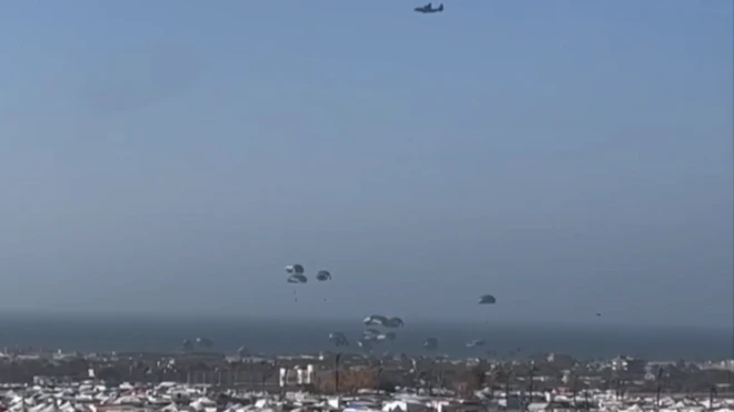 প্যারাস্যুটের মাধ্যমে গাজায় সহায়তা দিল যুক্তরাষ্ট্র