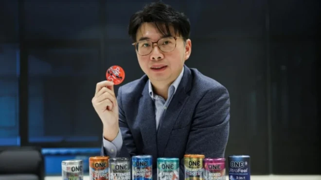 غوه ميا كيات- الرئيس التنفيذي لشركة كاريكس يحمل بيده منتجاً لـ "واقي ذكري".