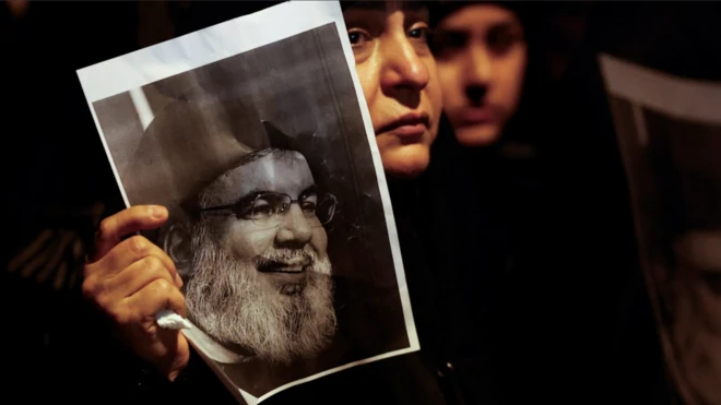 Seorang perempuan Irak memegang foto pemimpin Hizbullah Hassan Nasrallah saat di Baghdad, Irak, pada 28 September 2024