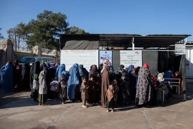 سازمان داکتران بدون مرز محدودیت تازه برای پوشش زنان هنگام ورود به شفاخانهها را تایید کرده است.