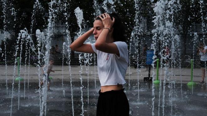 Mujer se refresca durante una ola de calor en Nueva York en 2019. 