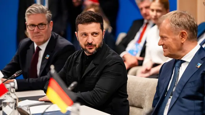 премьер Великобритании Кир Стармер, президент Украины Владимир Зеленский, премьер Польши Дональд Туск за столом переговоров