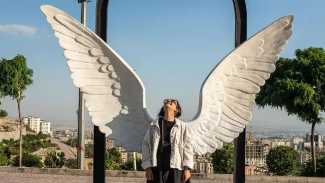 یک زن بی حجاب در ایران