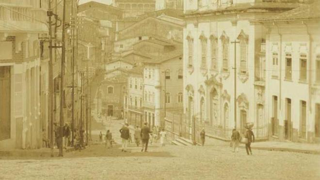 Fotografia em sépia do Pelourinho, em Salvador, no início do século 20