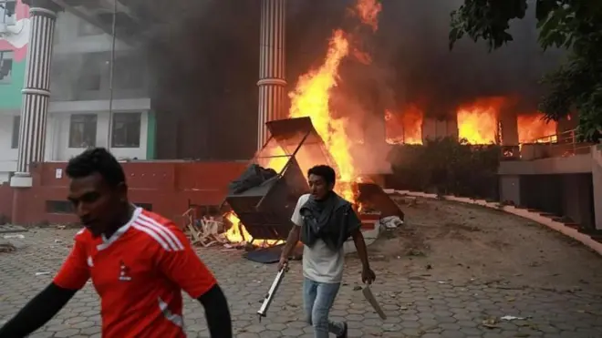 संतप्त आंदोलकांनी नेपाळी काँग्रेसच्या कार्यालयाला आग लावली.