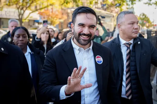 زهران ممدانی درجریان کارزار انتخاباتی در میان هوادارانش