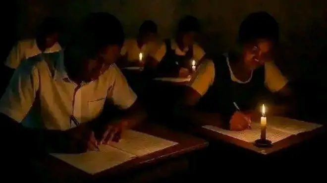 Àwọn akẹ́kọ̀ọ́ tó ń kọ ìdánwò nínú òkùnkùn