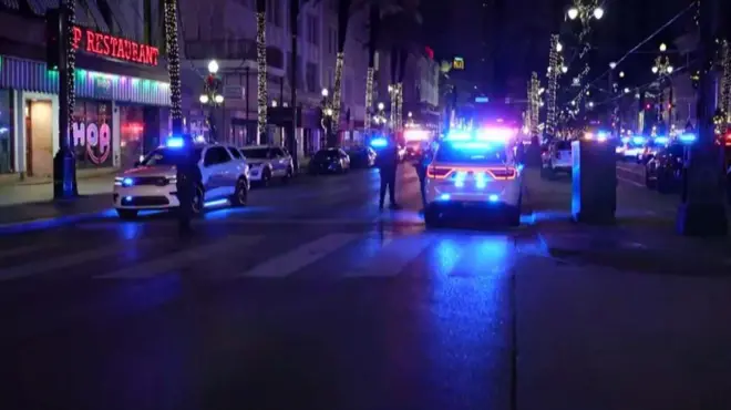 車両が群衆に突入し、15人が死亡した米ルイジアナ州ニューオーリンズ（1日未明）